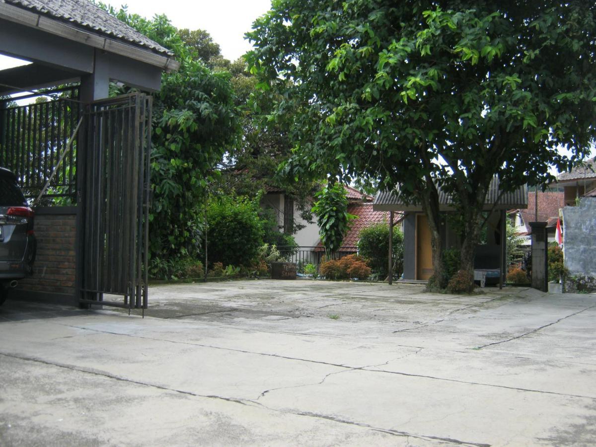 Hotel Aqilakost N Cafe Gadog Puncak Bogor Exterior foto
